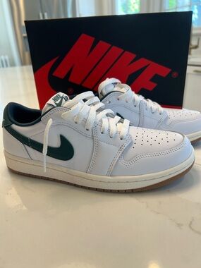 Nike Women’s White & Dark Green Air Jordan 1 Retro Low-Top Sneakers OG
Brand New